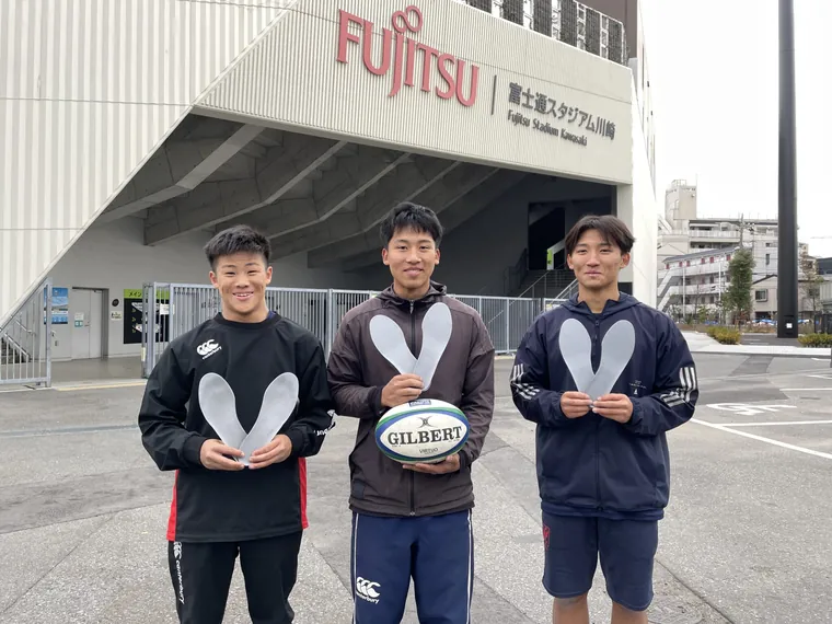 富士通スタジアム川崎でインソールを手にする選手たち