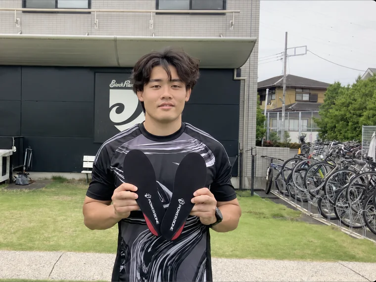 パワーボーンを手にする中楠一期選手