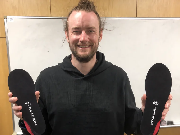 パワーボーンを両手に持つNFLのTaybor Pepper選手